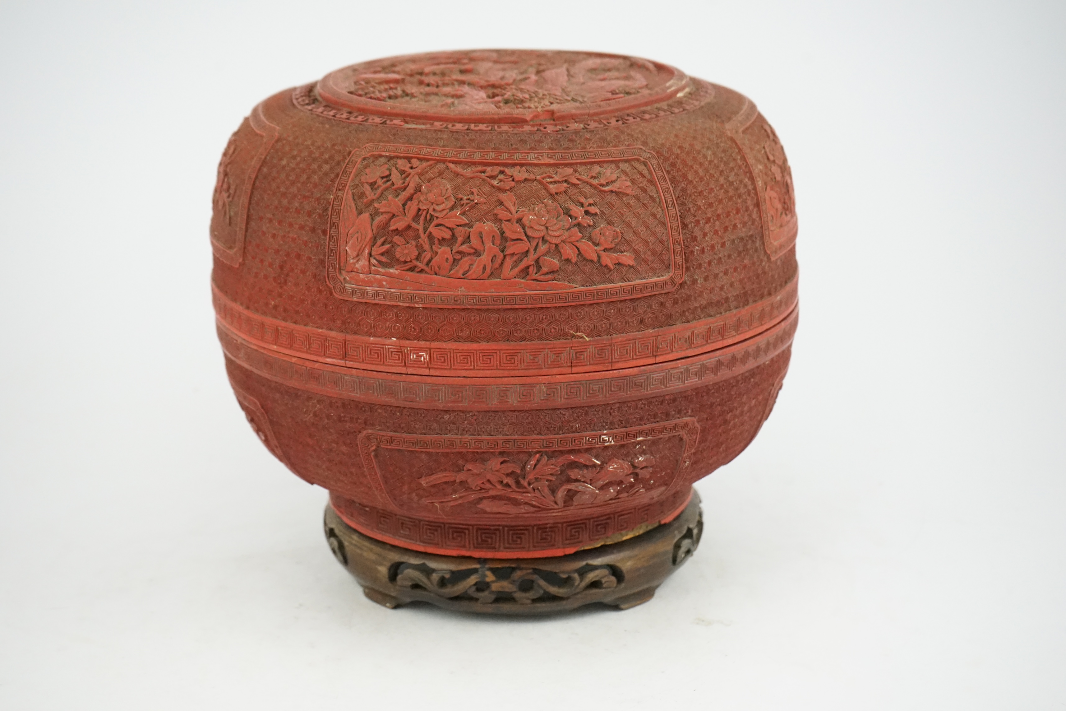 A Chinese cinnabar lacquer box and cover, 18th/19th century